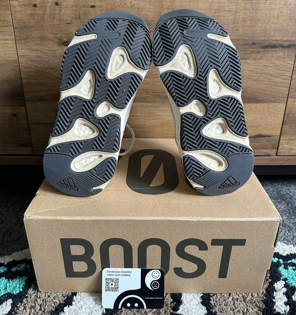 Yeezy 700 V2 “analog” U.K. 4.5