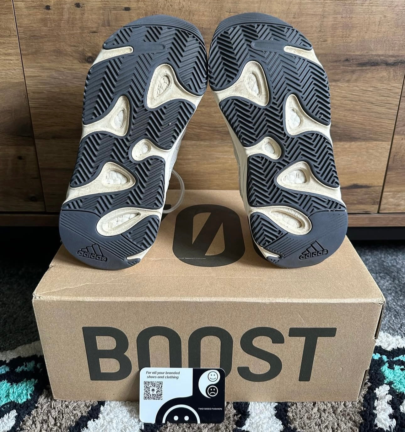 Yeezy 700 V2 “analog” U.K. 4.5