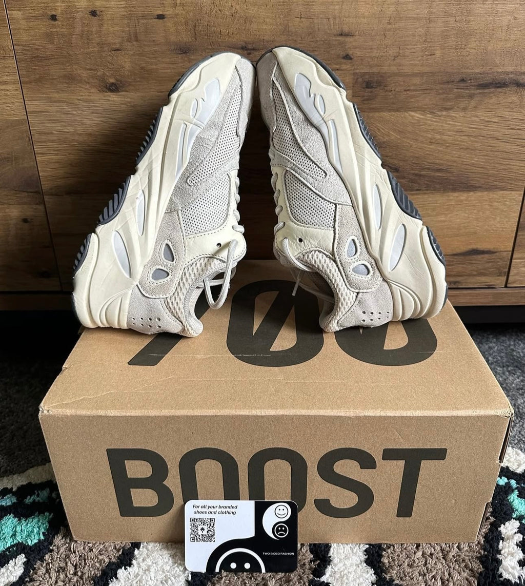 Yeezy 700 V2 “analog” U.K. 4.5