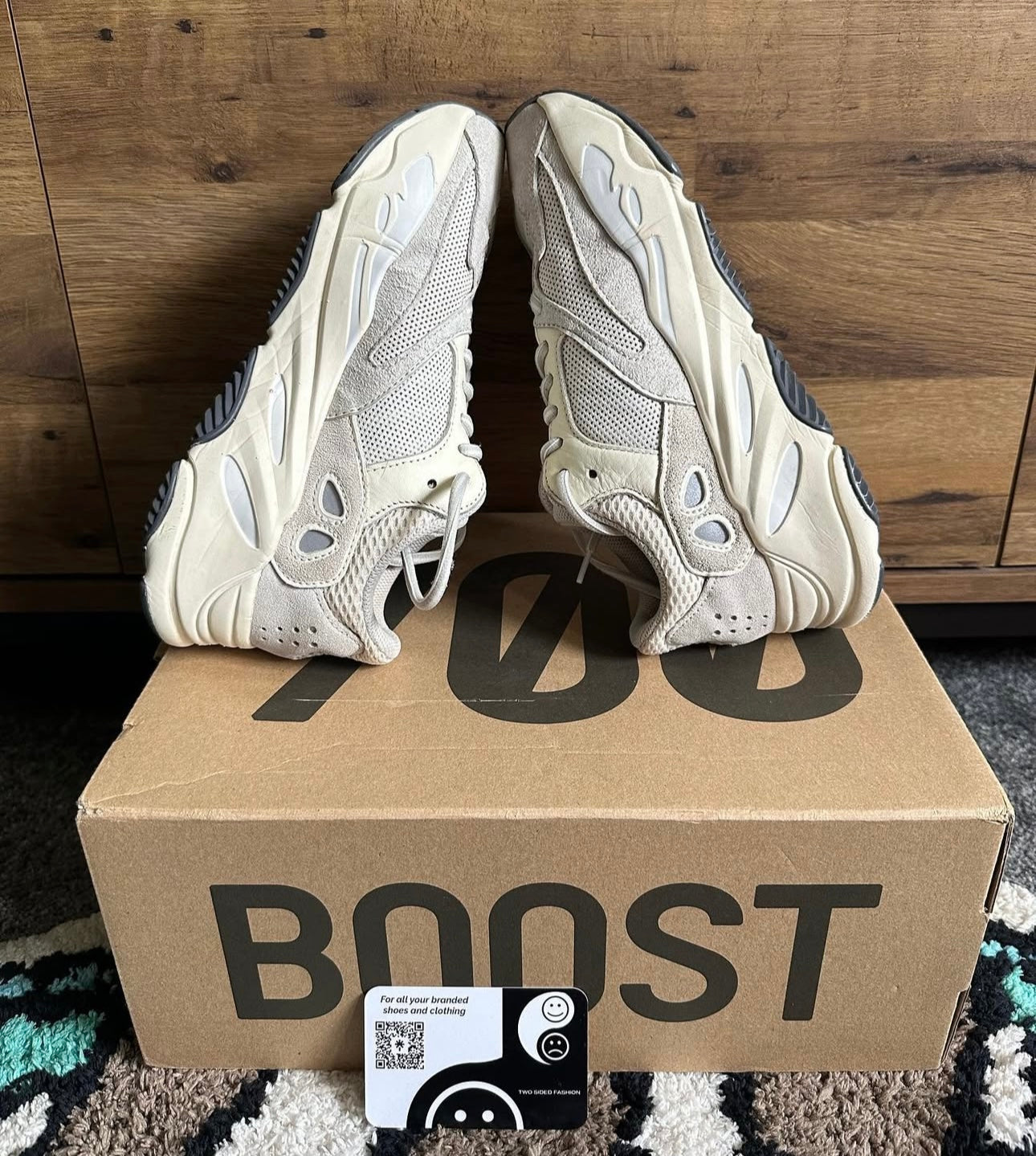 Yeezy 700 V2 “analog” U.K. 4.5