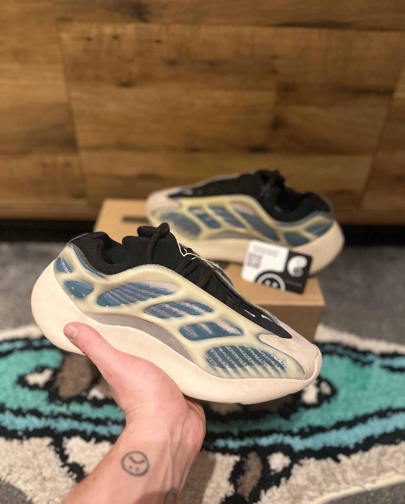 yeezy 700 v3 kyanit U.K. 8.5