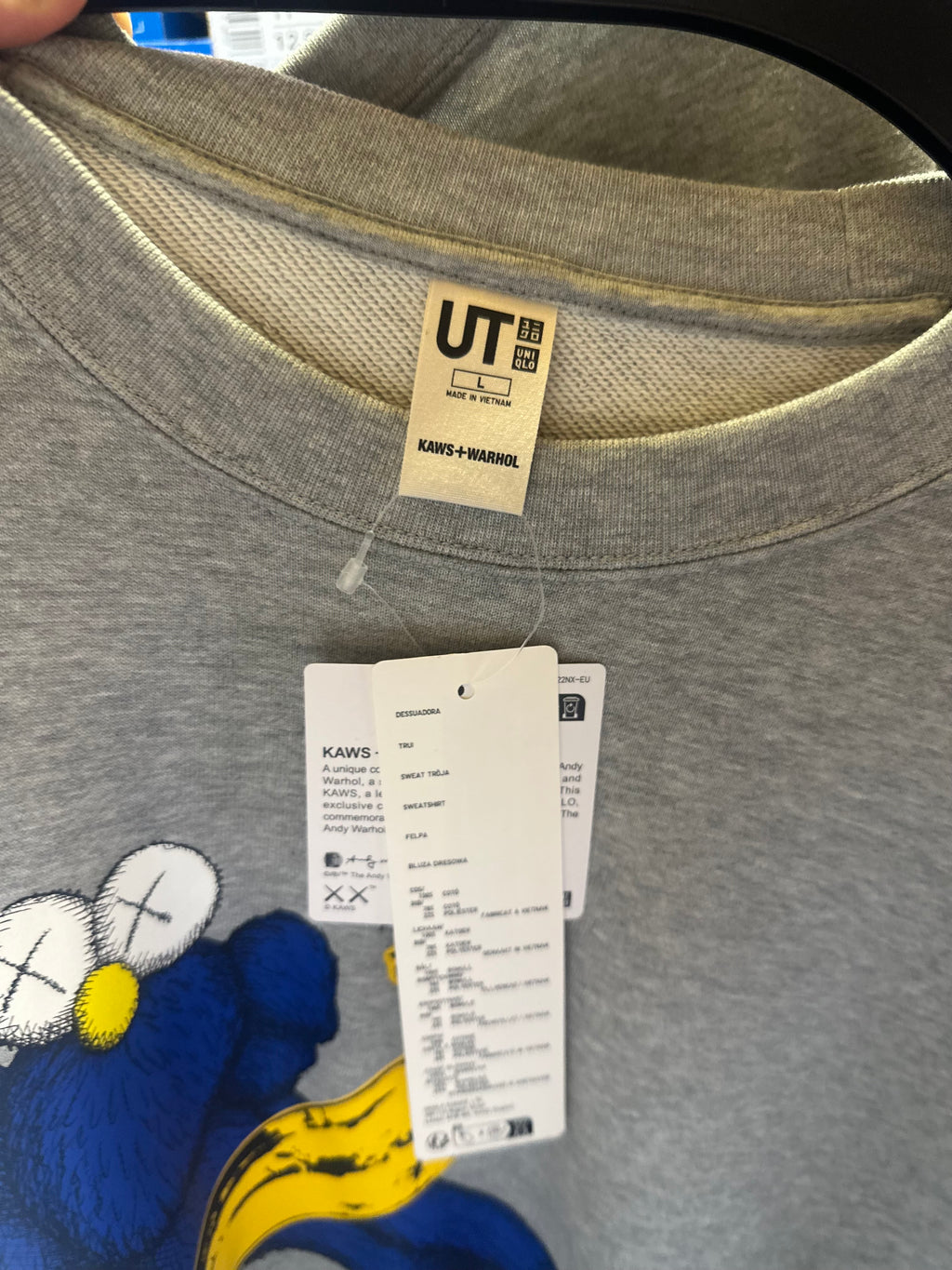 Uniqlo x Kaws sweatshirt”Peel Here” brand new
