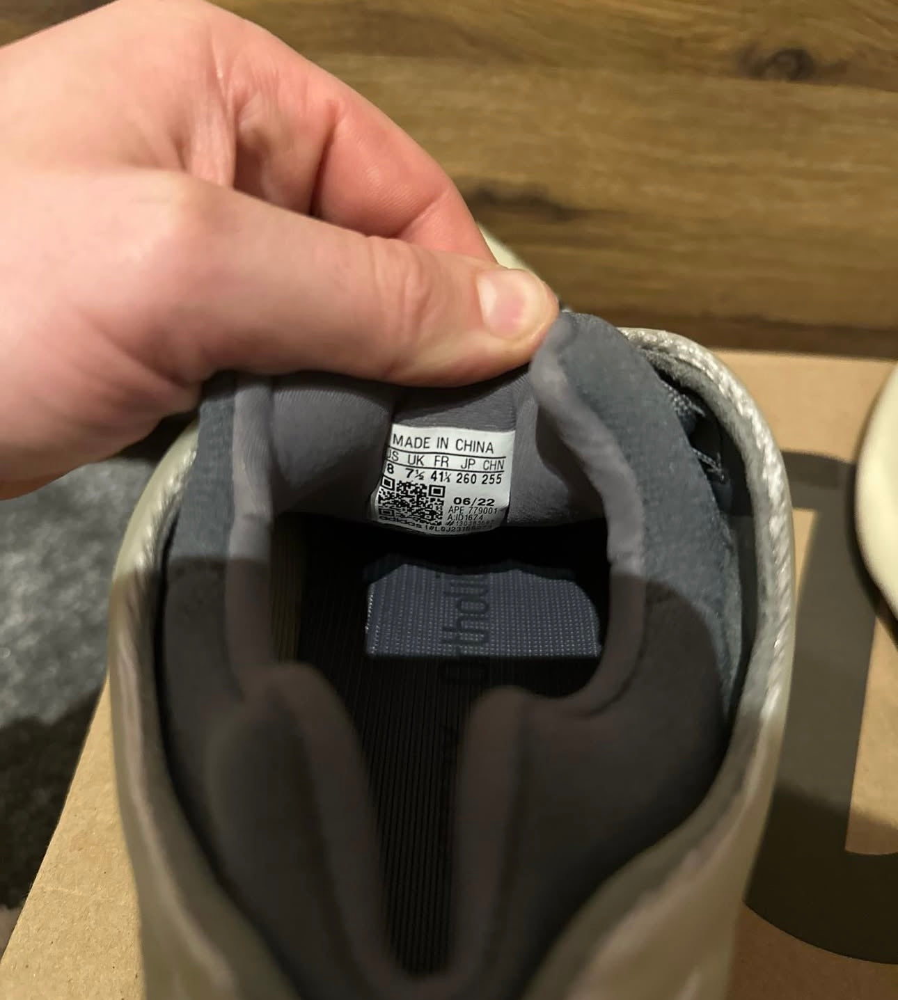 yeezy 700 v3 fade salt U.K. 7.5