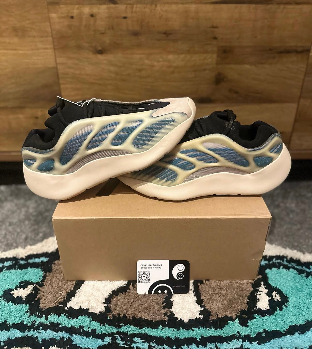 yeezy 700 v3 kyanit U.K. 8.5