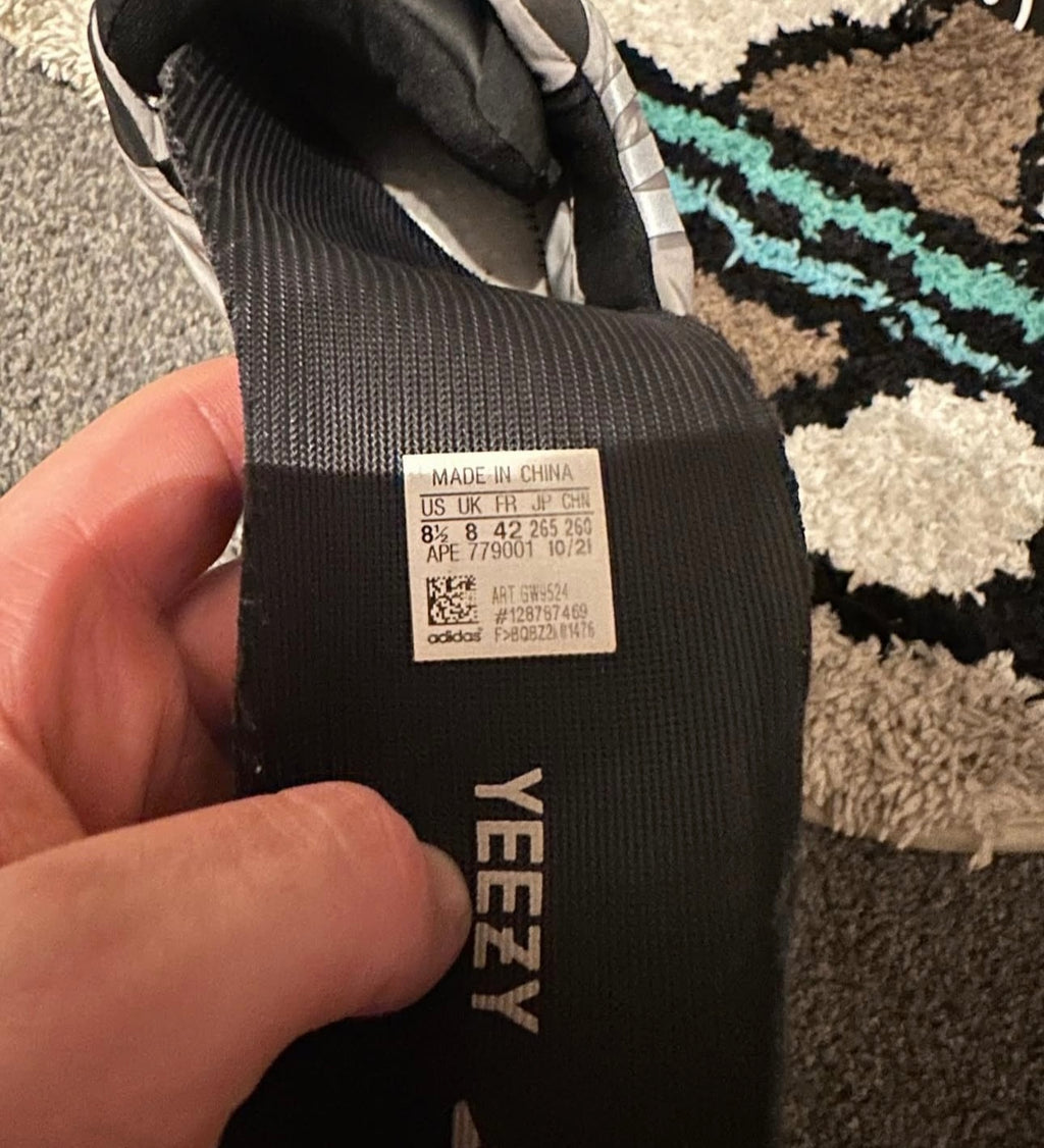 yeezy 700 Metallic U.K. 8