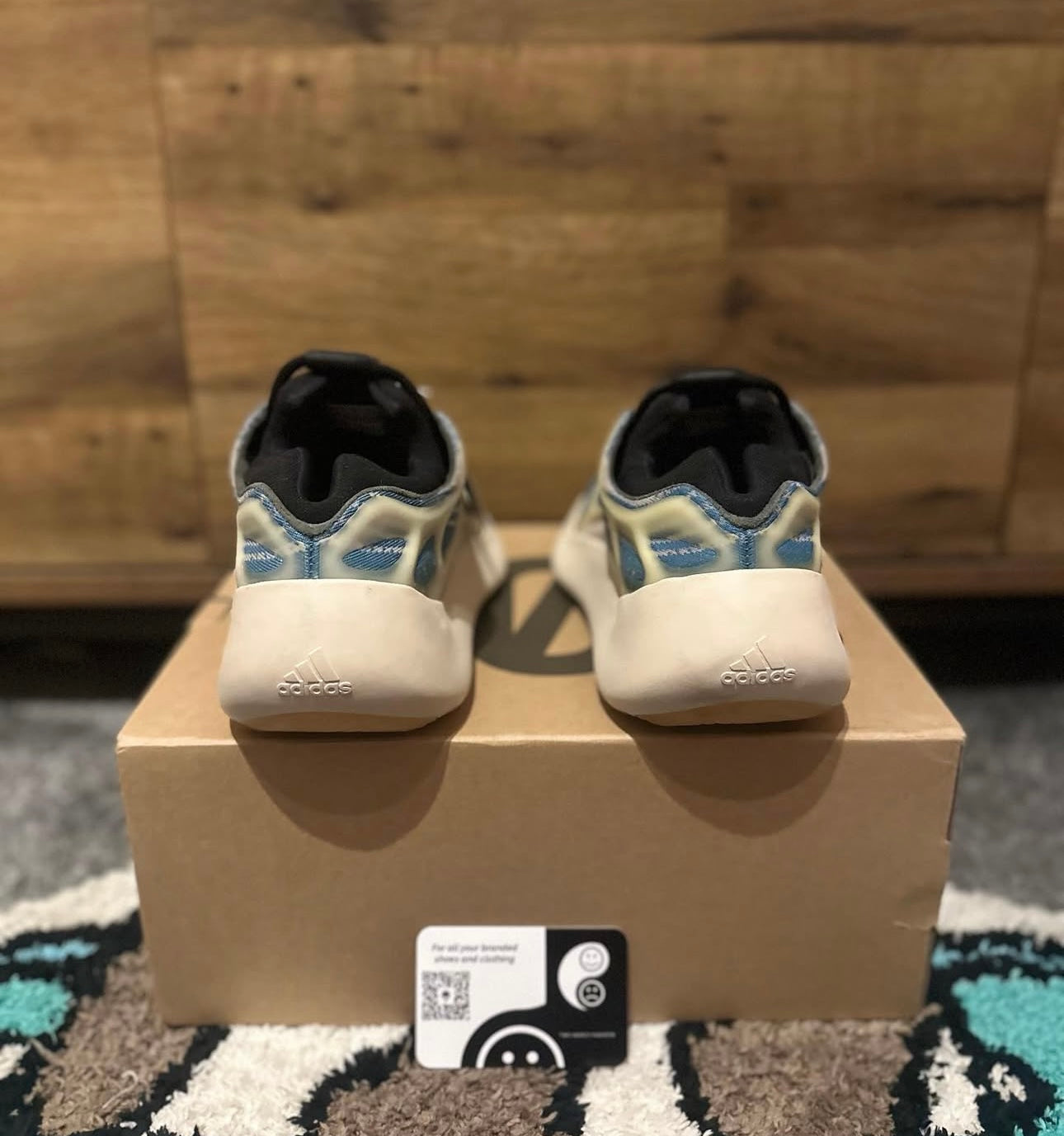 yeezy 700 v3 kyanit U.K. 8.5