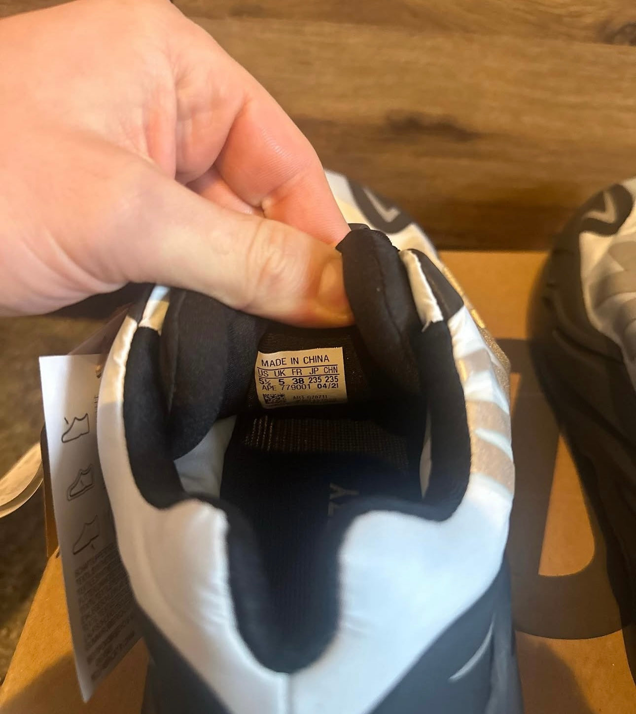yeezy 700 MNVN blue tint U.K. 5