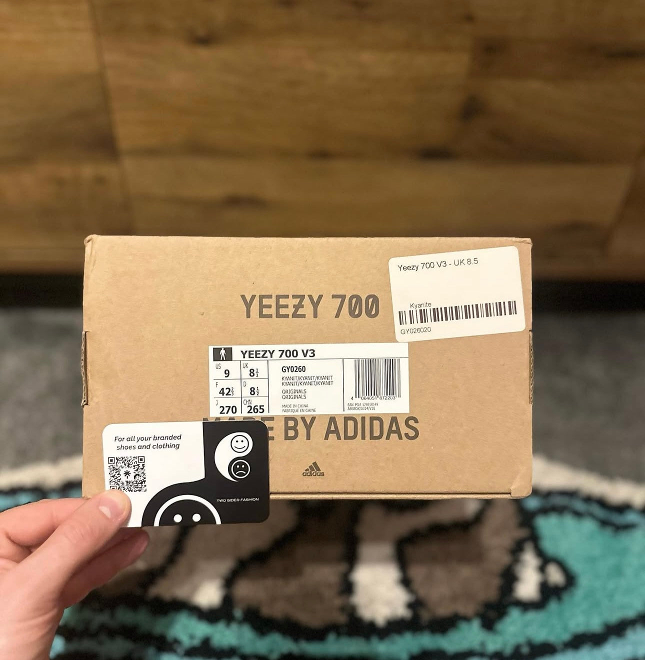 yeezy 700 v3 kyanit U.K. 8.5