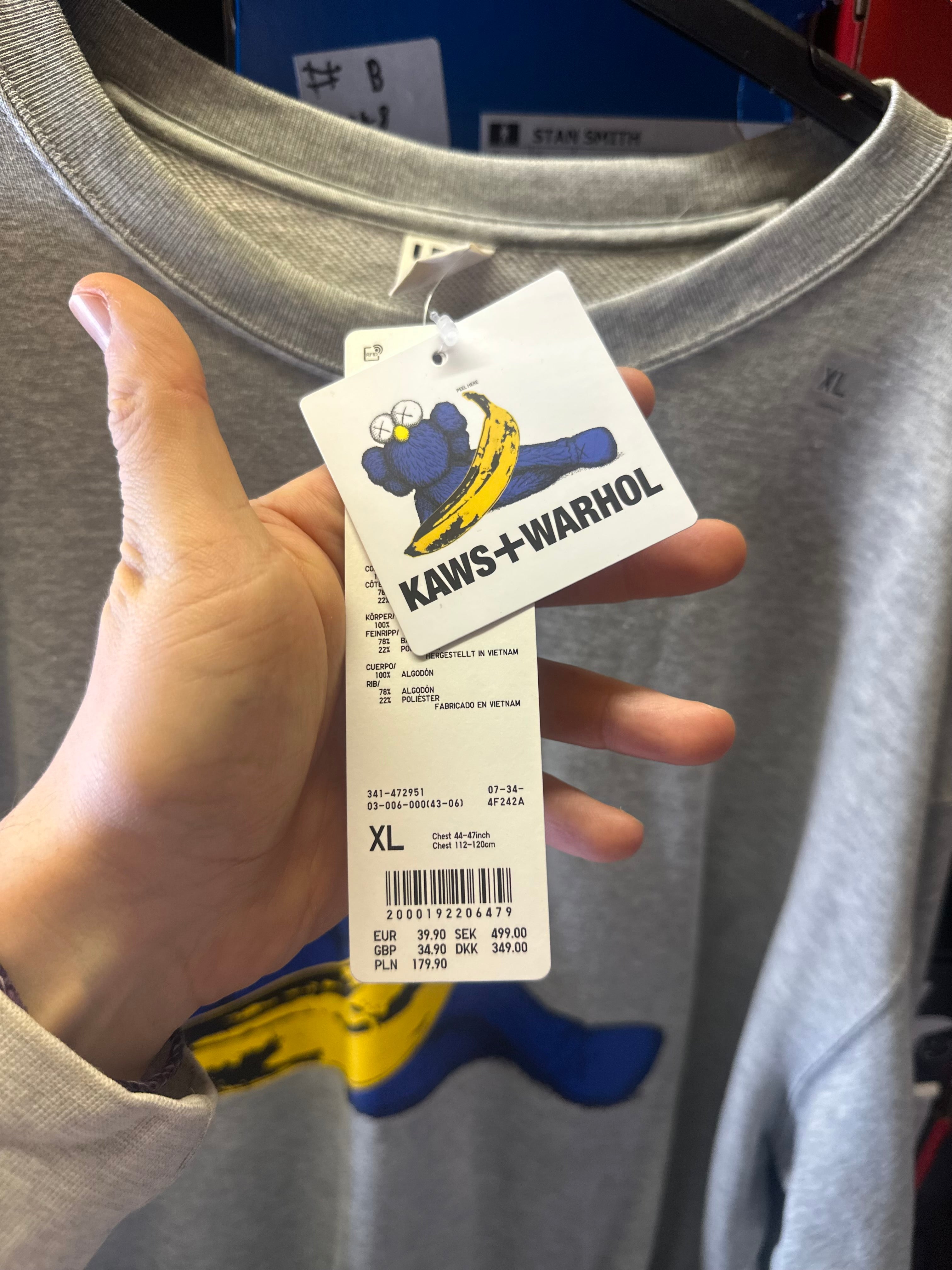 Uniqlo x Kaws sweatshirt”Peel Here” brand new