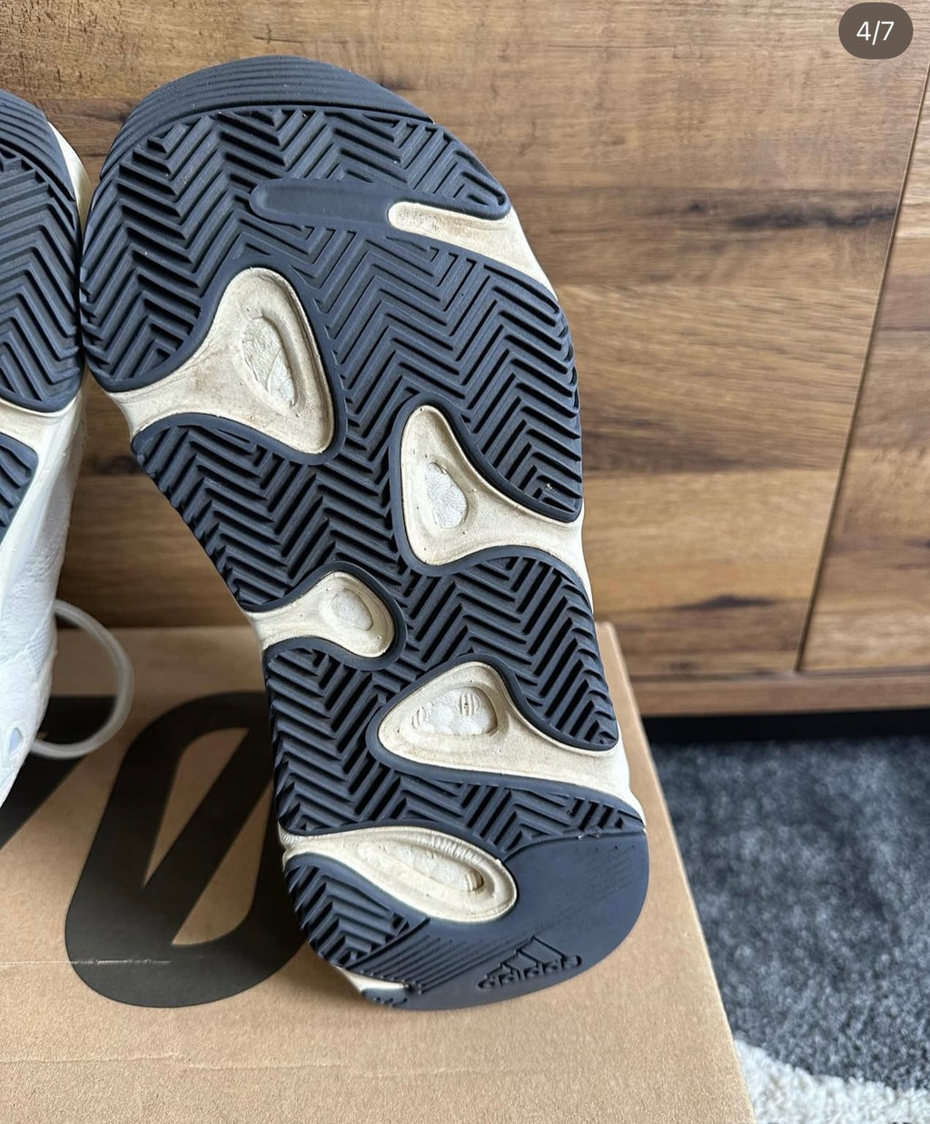 Yeezy 700 V2 “analog” U.K. 4.5