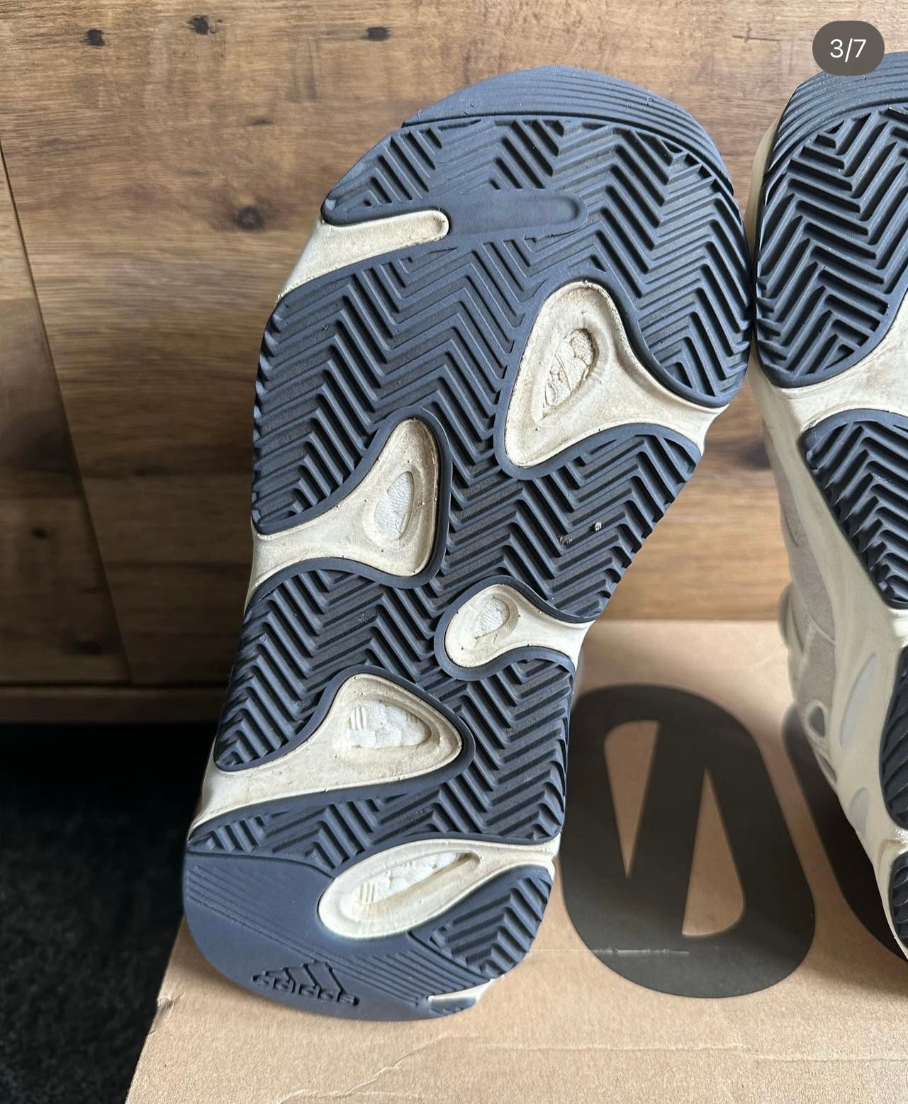 Yeezy 700 V2 “analog” U.K. 4.5