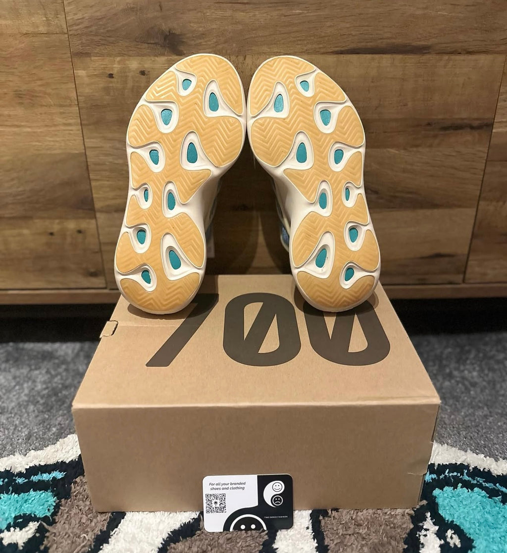 yeezy 700 v3 kyanit U.K. 8.5