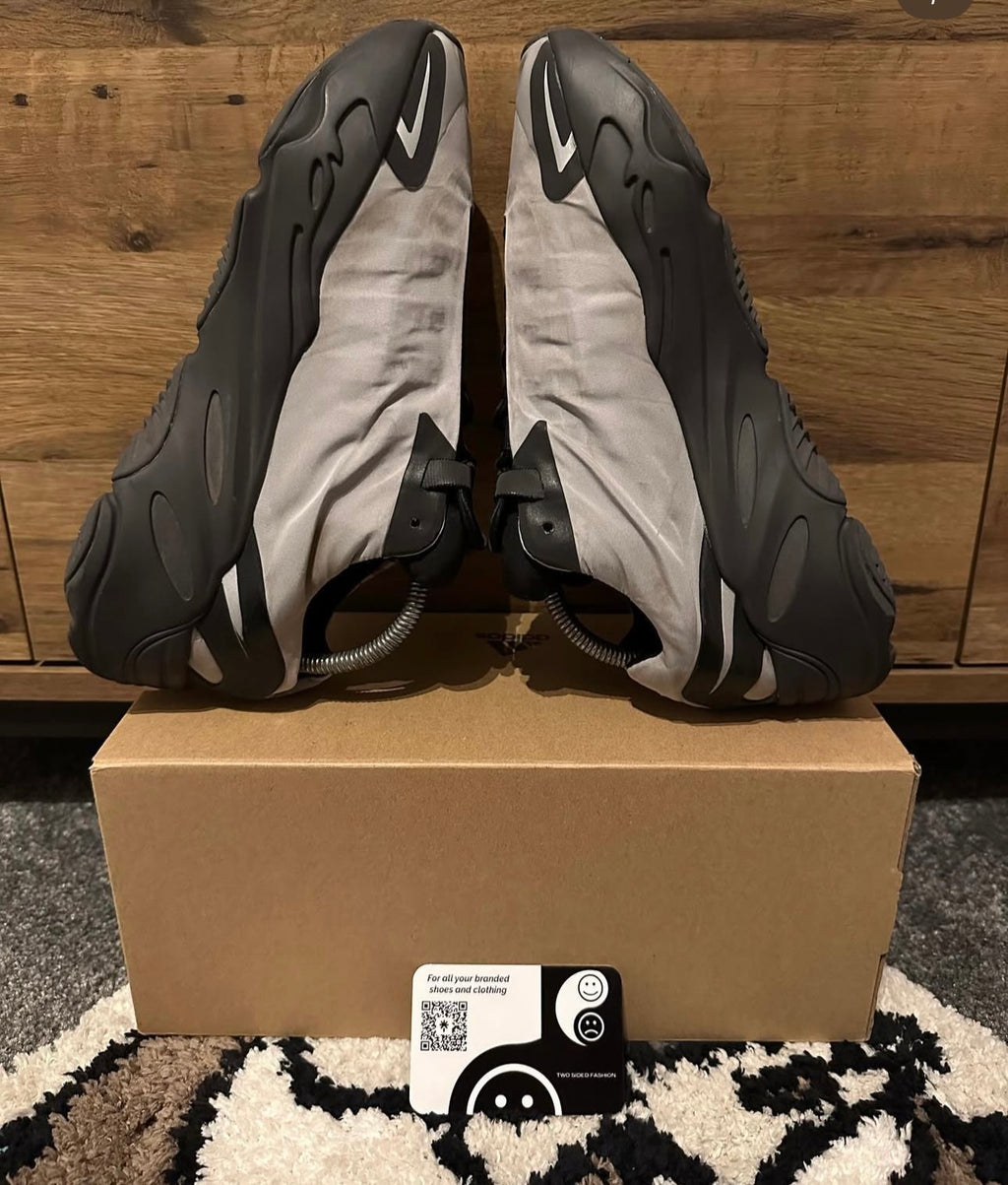 yeezy 700 Metallic U.K. 8