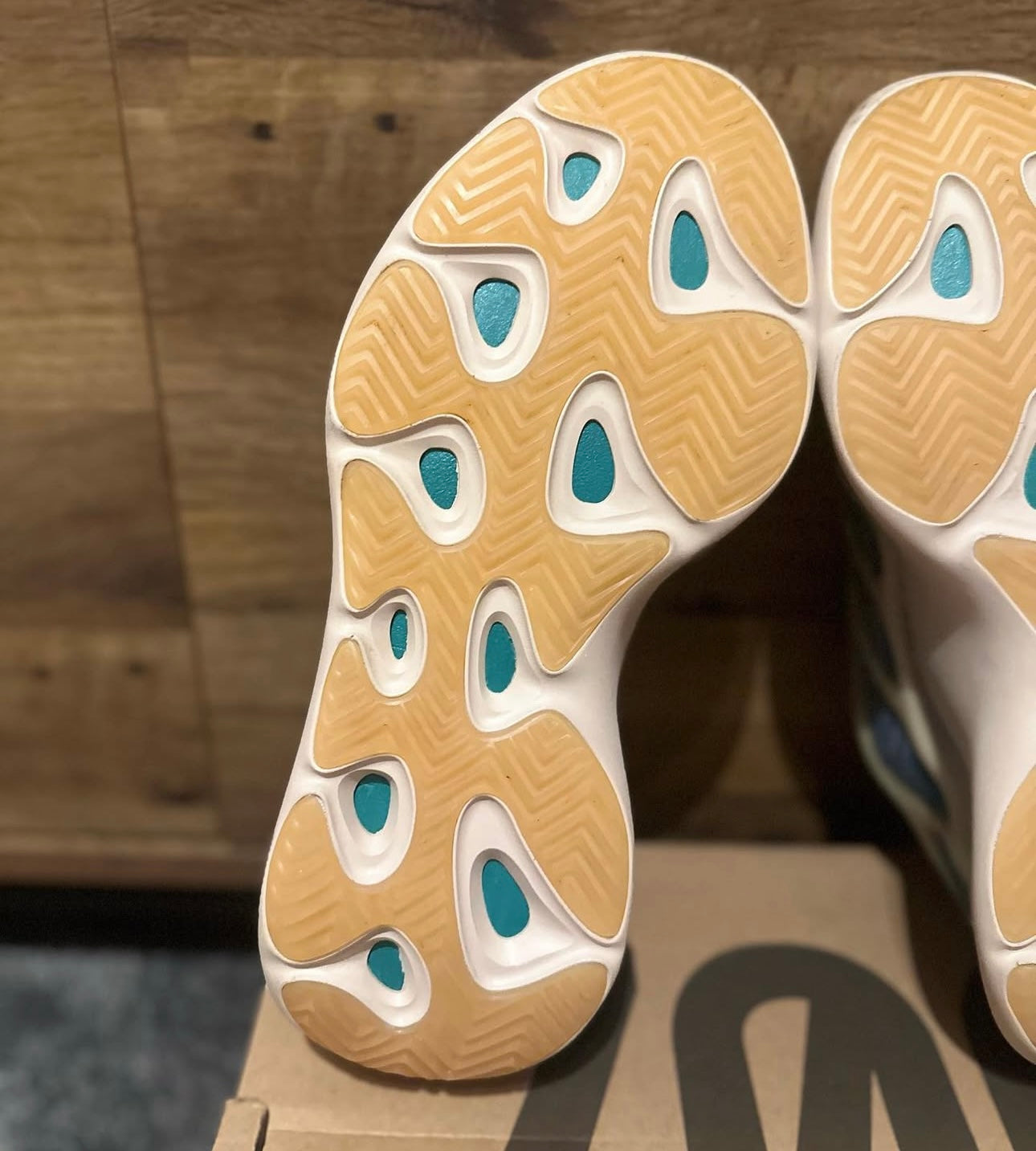 yeezy 700 v3 kyanit U.K. 8.5