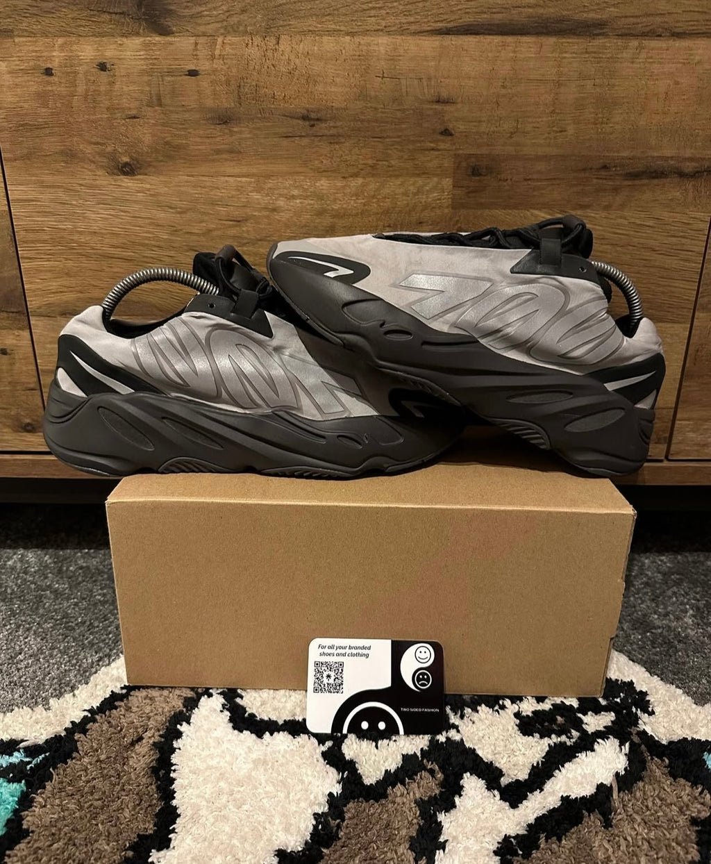yeezy 700 Metallic U.K. 8