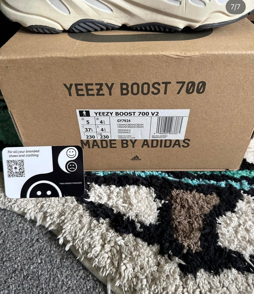 Yeezy 700 V2 “analog” U.K. 4.5