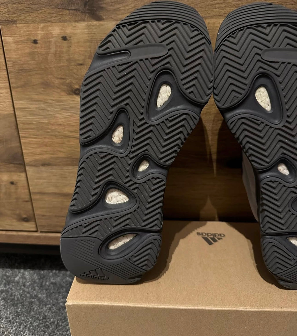 yeezy 700 Metallic U.K. 8