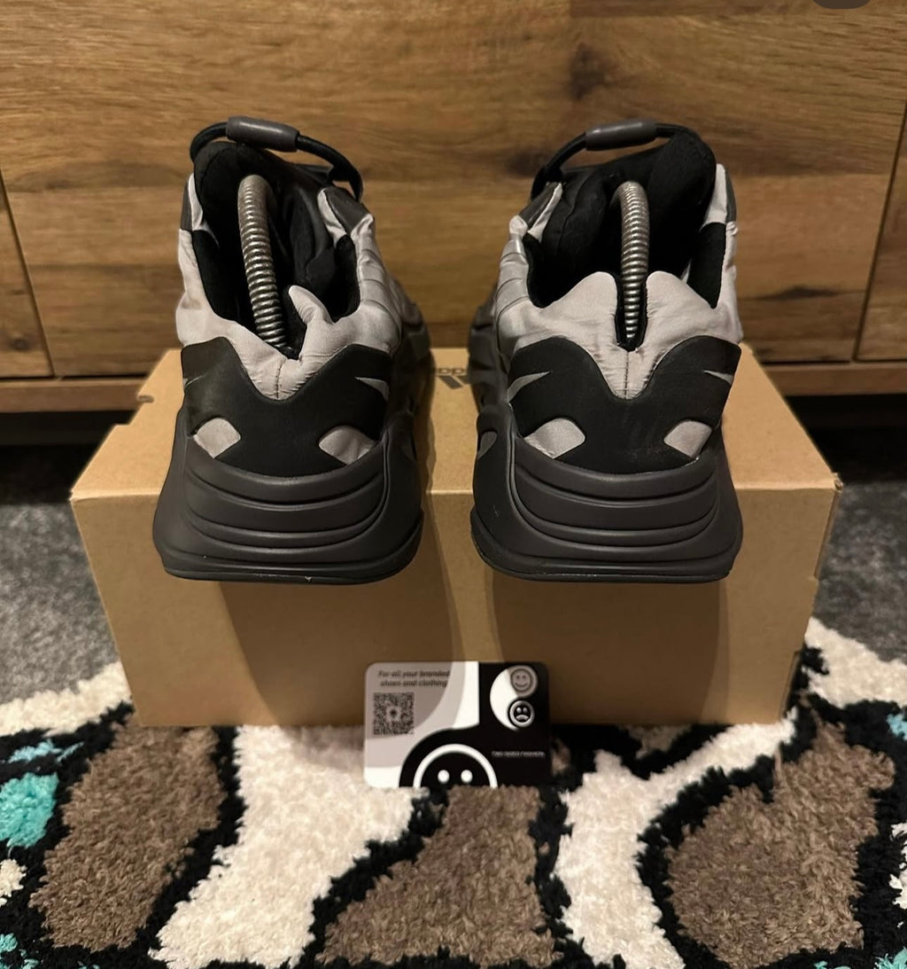 yeezy 700 Metallic U.K. 8